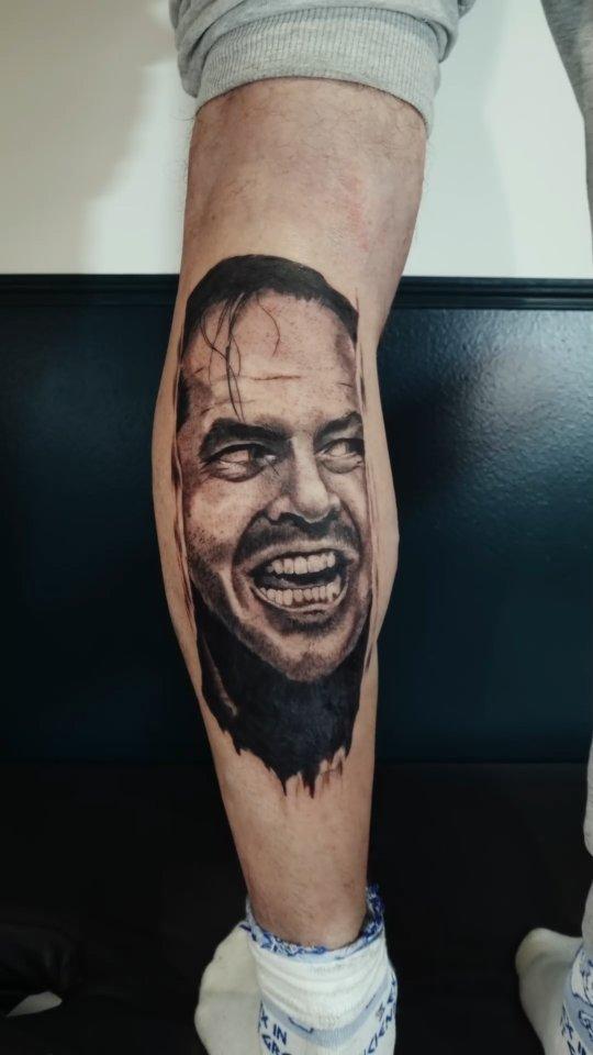Tatouage portrait Jack Nicholson Shining réaliste black and grey — rmx_tattoo
