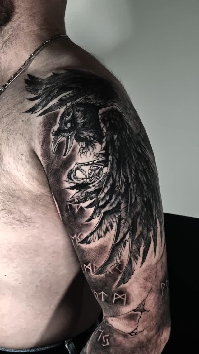 Tatouage corbeau et runes black and grey — rmx_tattoo