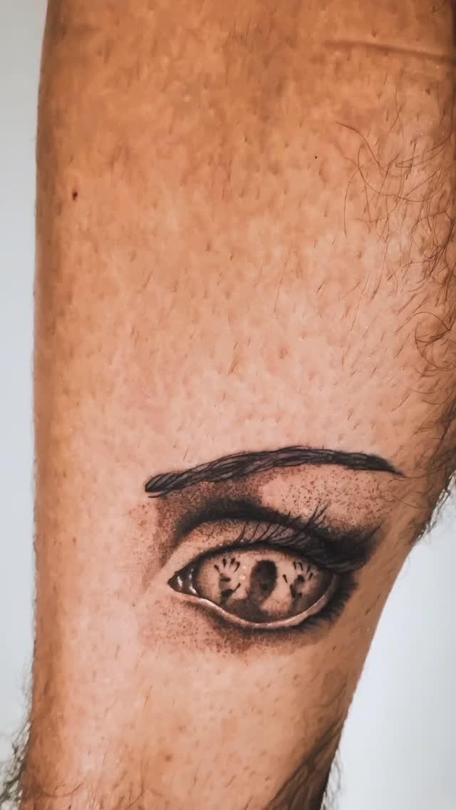 Tatouage œil réaliste avec mains — rmx_tattoo