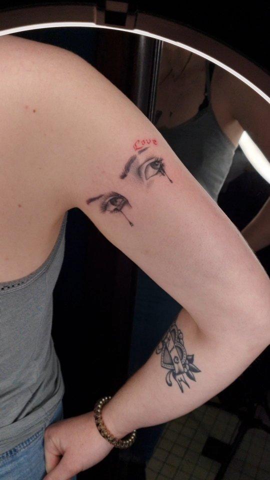 Tatouage yeux et larmes fine line — rmx_tattoo