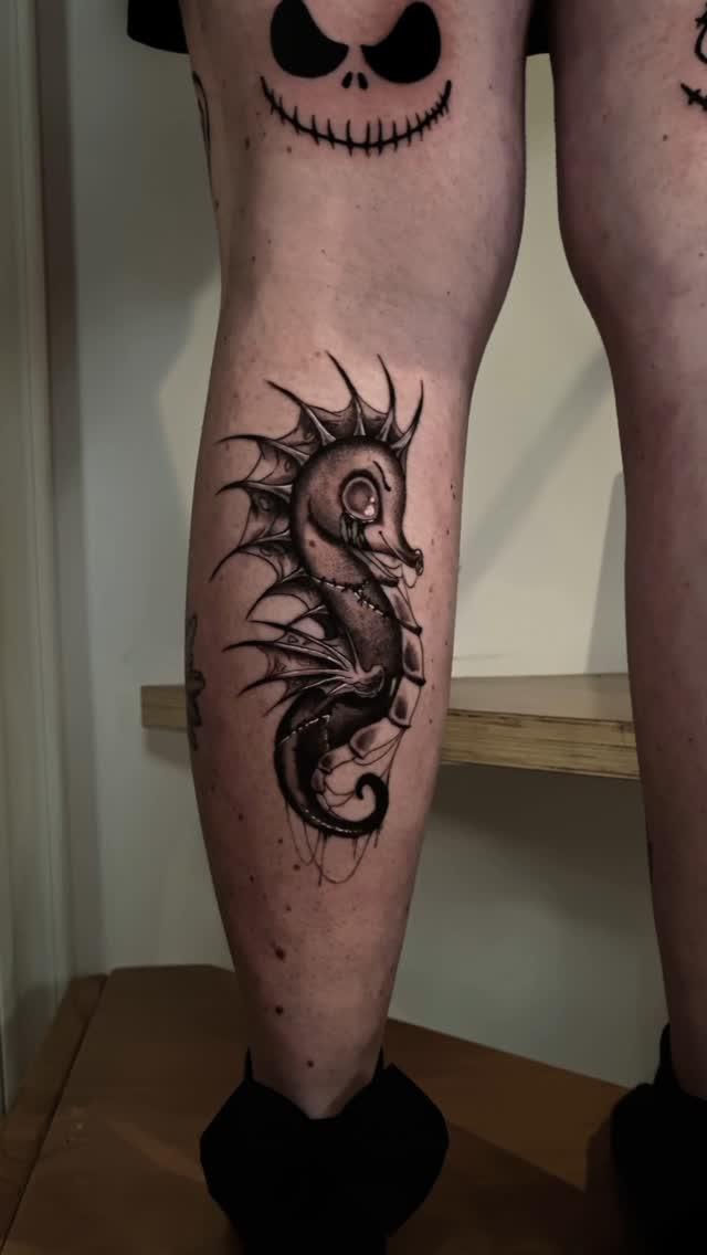Tatouage hippocampe black and grey sur le mollet — rmx_tattoo