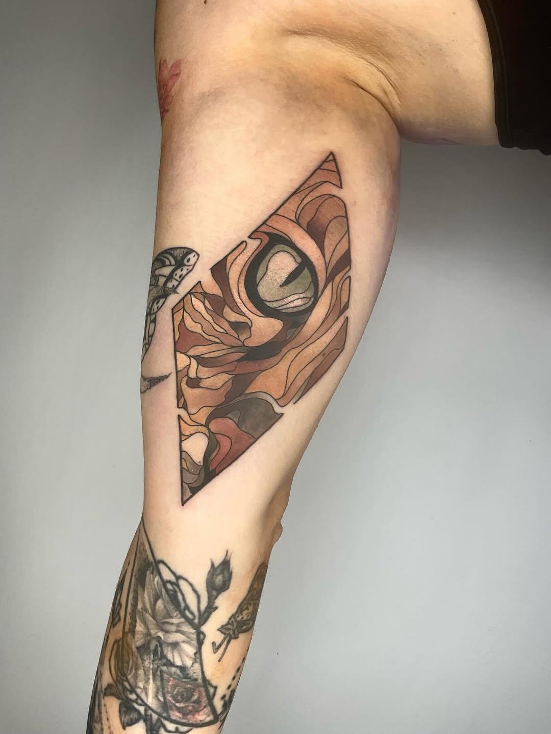 Tatouage blackwork — andymessianttattoo