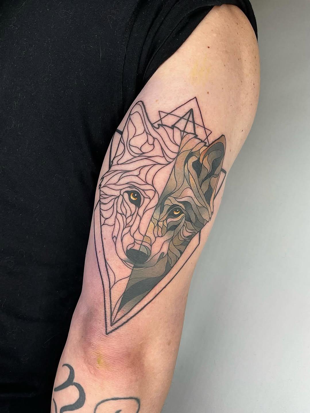 Tatouage blackwork — andymessianttattoo