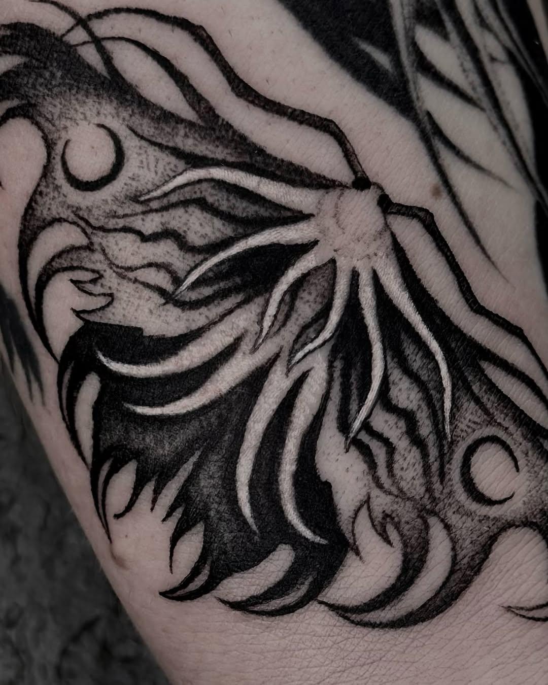 Tatouage papillon de nuit dark — octoccult