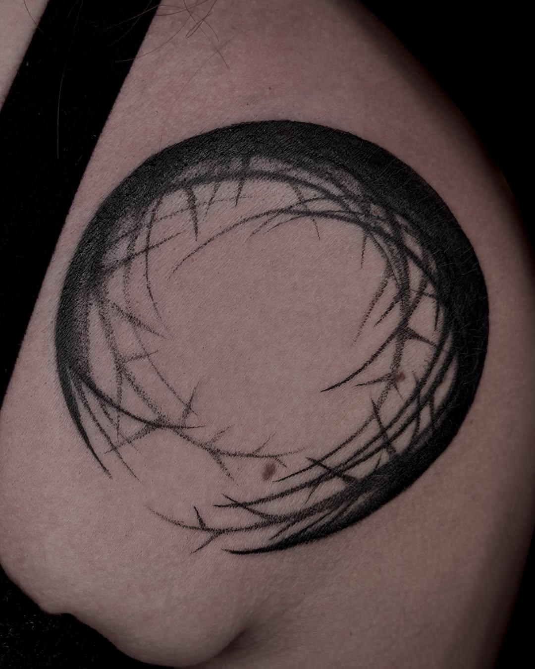 Tatouage lune sur l'épaule dark — octoccult