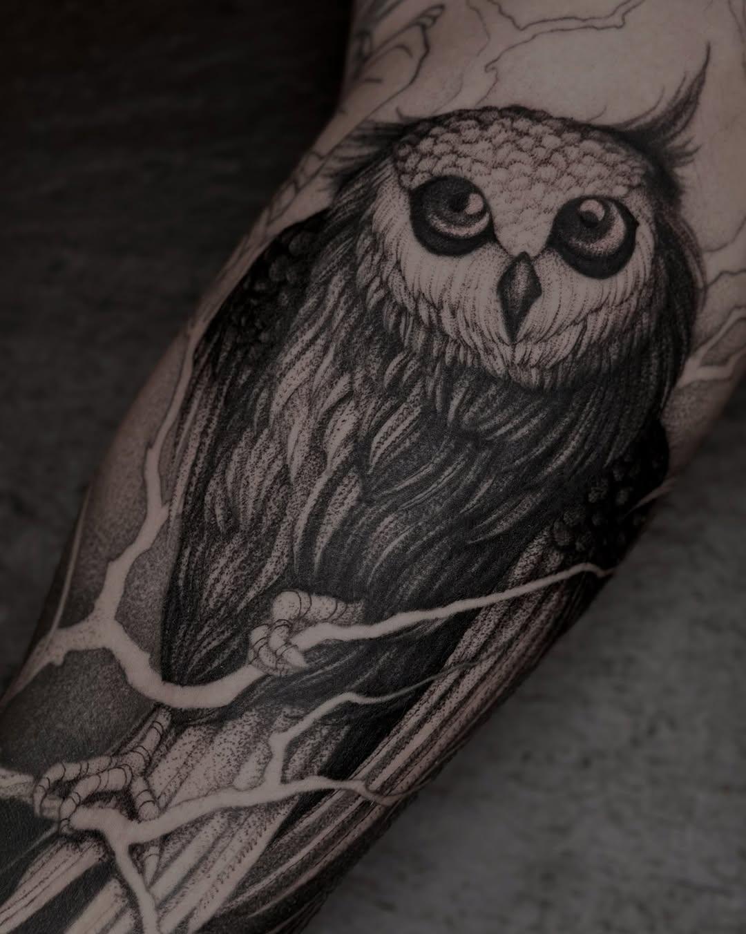 Tatouage hibou dark sur le bras — octoccult