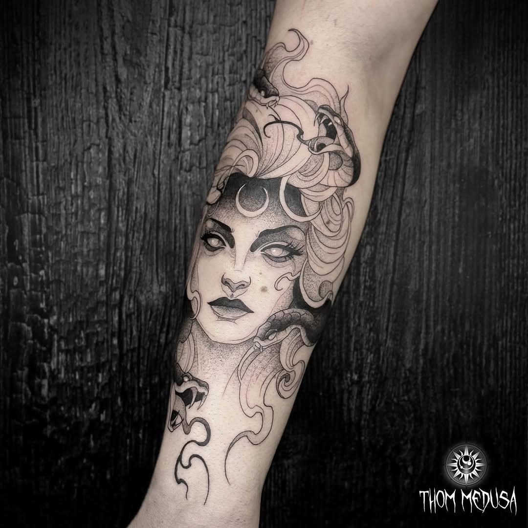 Méduse blackwork dark — thom_medusa