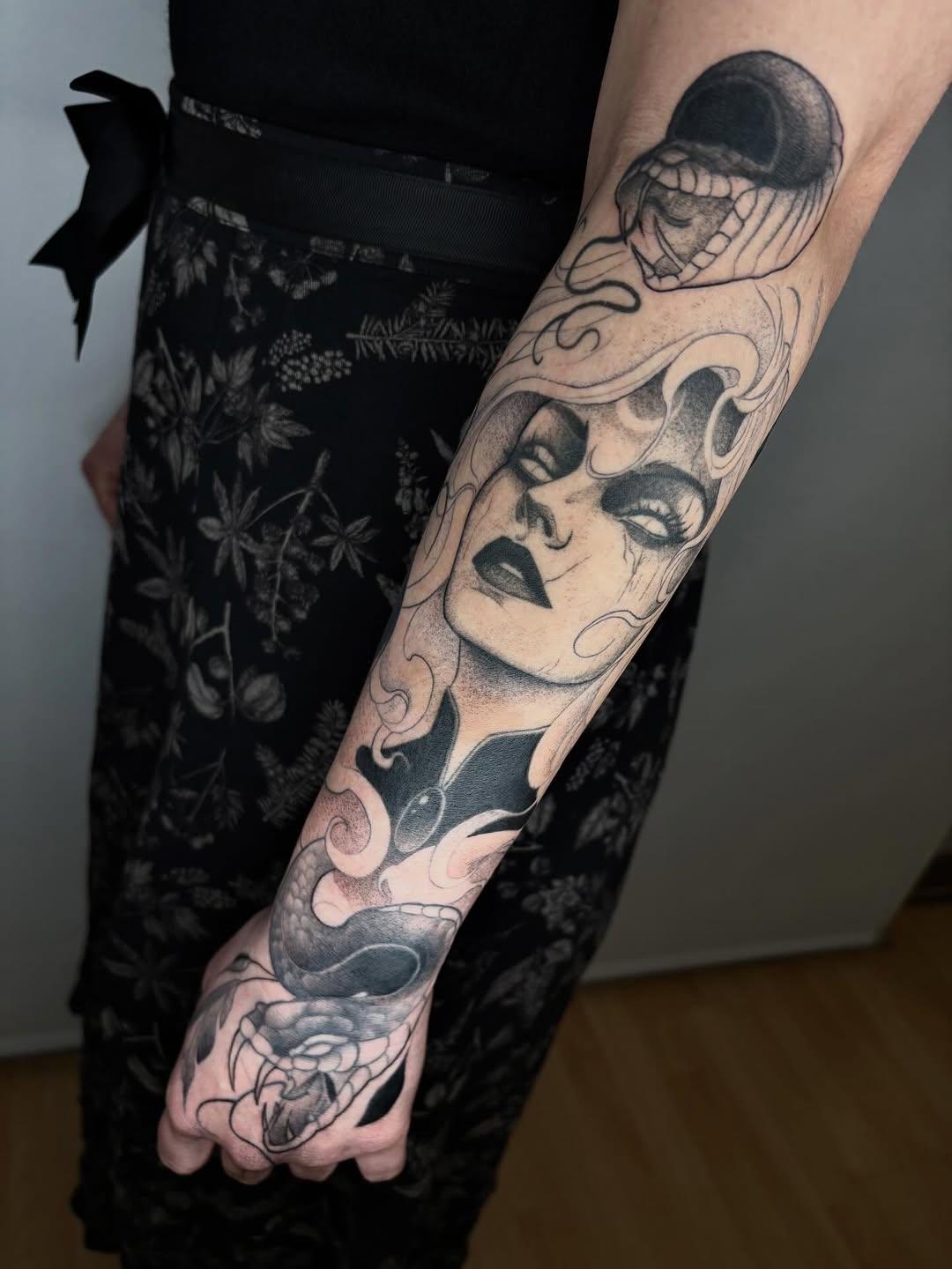 Méduse blackwork dark — thom_medusa