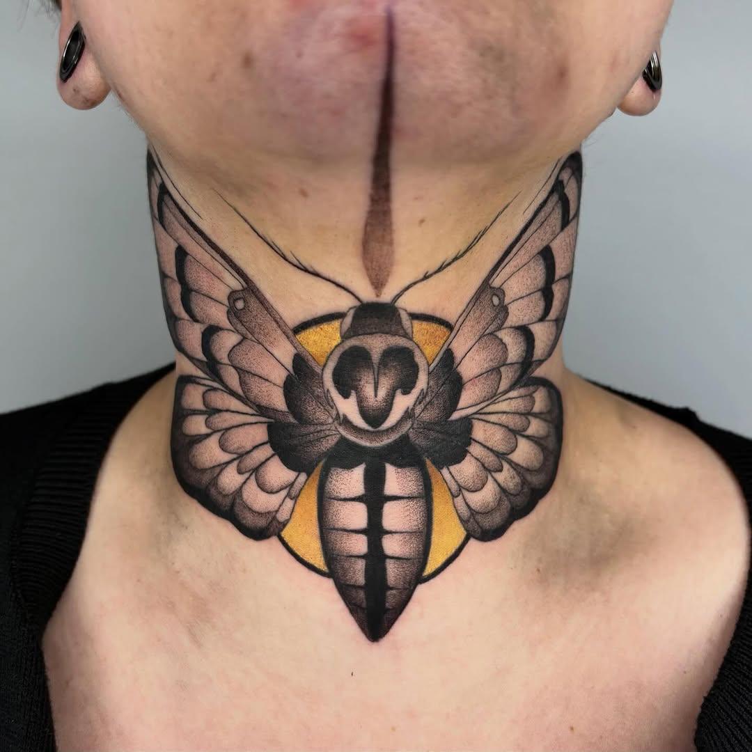 Papillon de nuit néo-traditionnel sur la gorge — thom_medusa