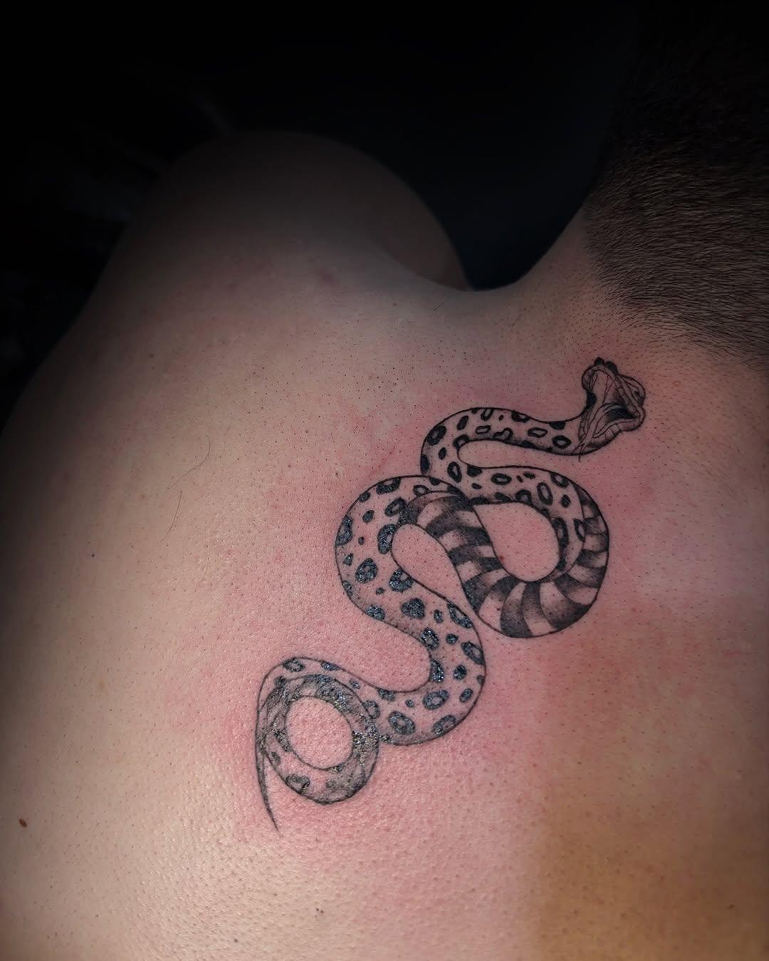 Tatouage dans le haut du dos — picote.aupoil