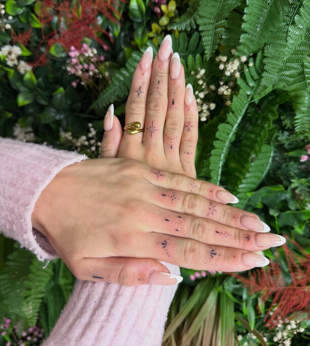 Ornements floraux sur les doigts — aly_tattoo56