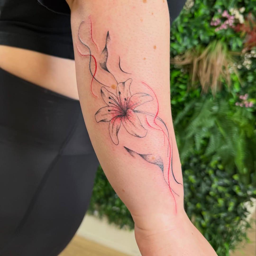 Fleur de lys avec touches de rouge — aly_tattoo56