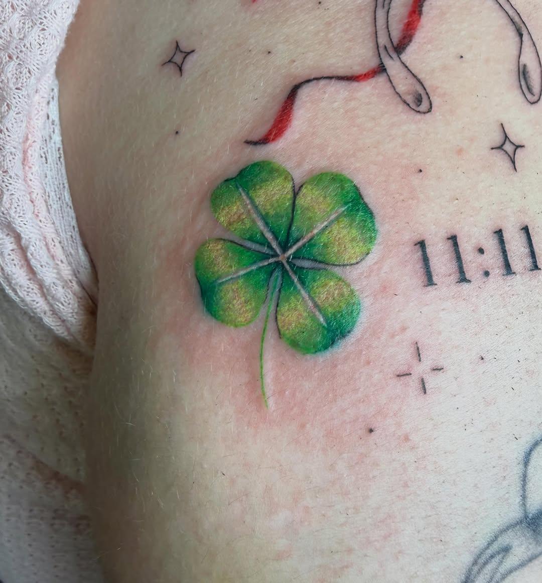 Petit trèfle couleur — aly_tattoo56