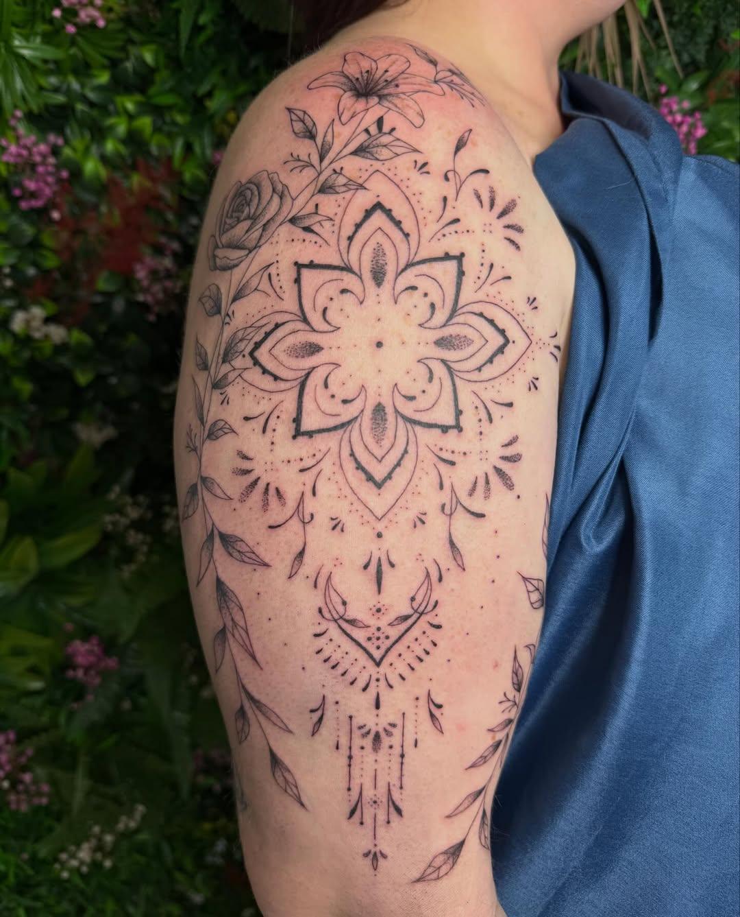Composition ornementale florale — aly_tattoo56