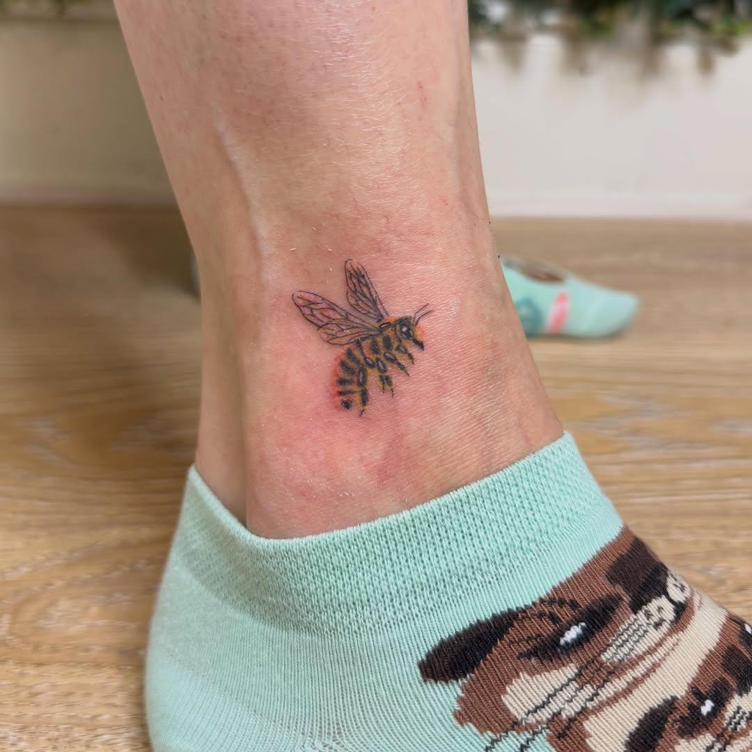 Abeilles micro réaliste couleur — aly_tattoo56