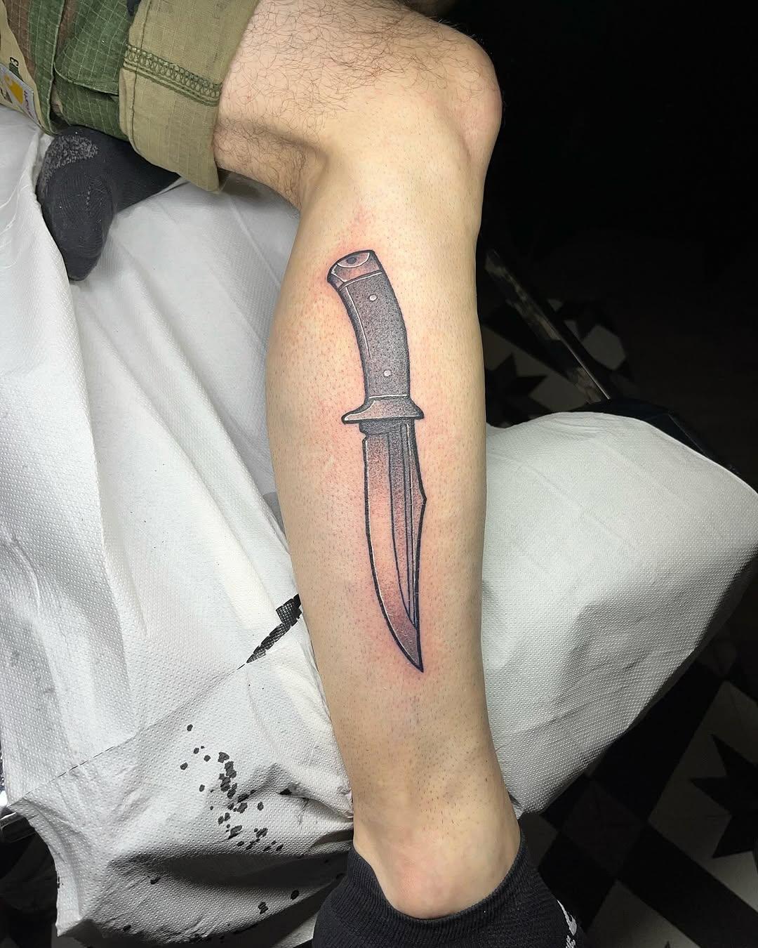 Couteau Bowie dotwork sur la jambe — legoulagdubonheur