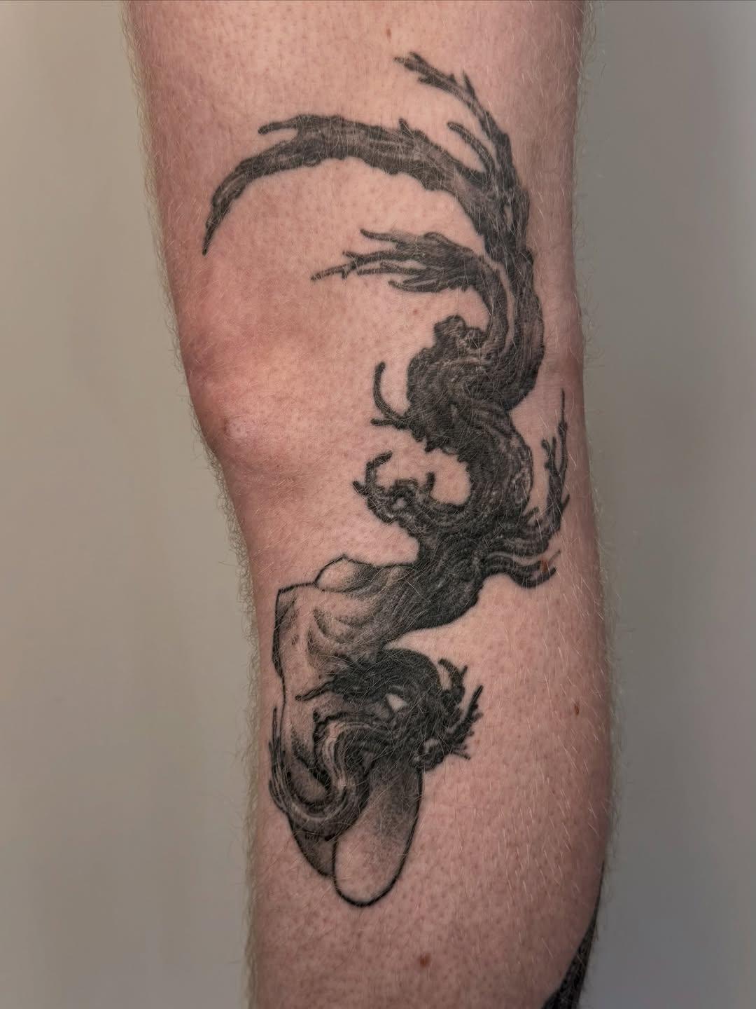 Arbre sur le corps blackwork cicatrisé — mr.light_kim