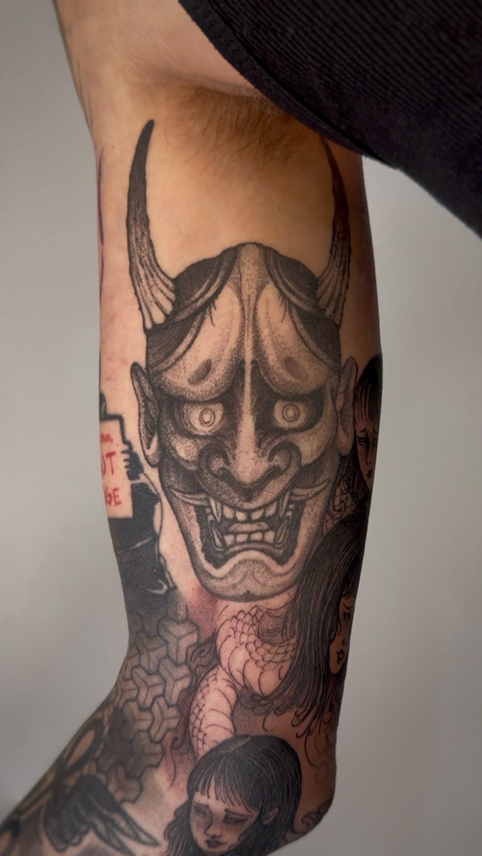 Hannya blackwork dotwork sur le bras — mr.light_kim