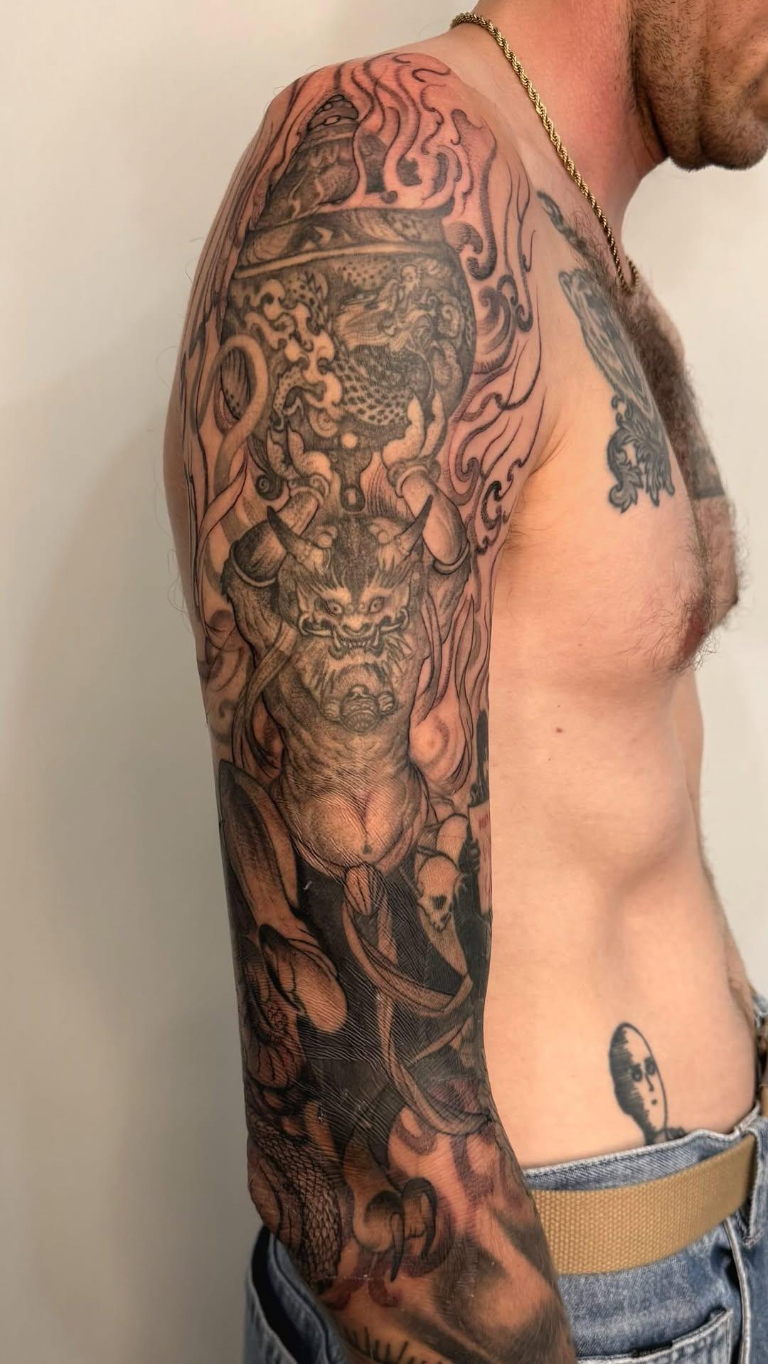 Oni tenant un brûle-encens blackwork — mr.light_kim