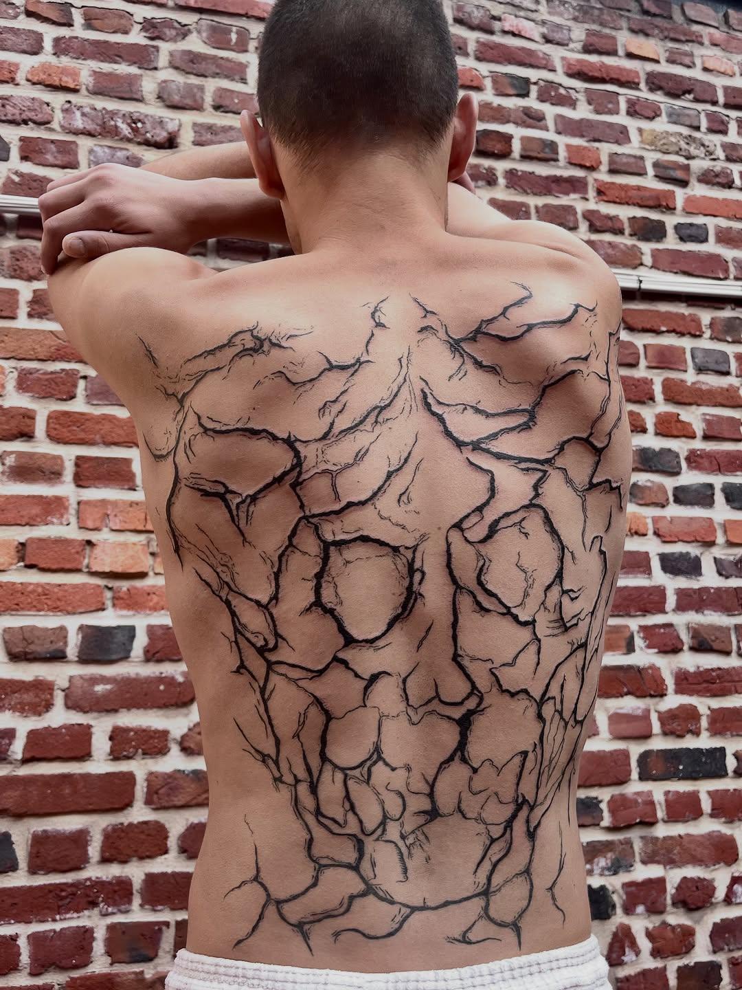 Dos complet abstrait avec crâne dans les fissures — konkrete.ttt