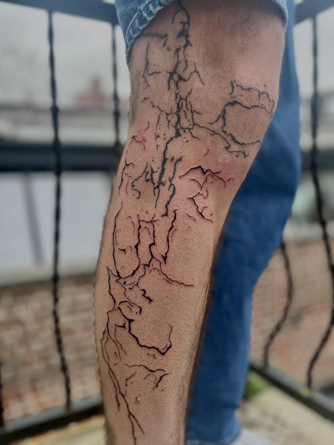 Fissures abstraites sur la jambe — konkrete.ttt