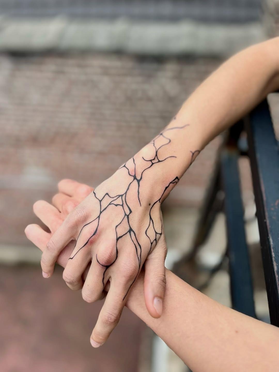 Tatouage freehand abstrait sur la main — konkrete.ttt