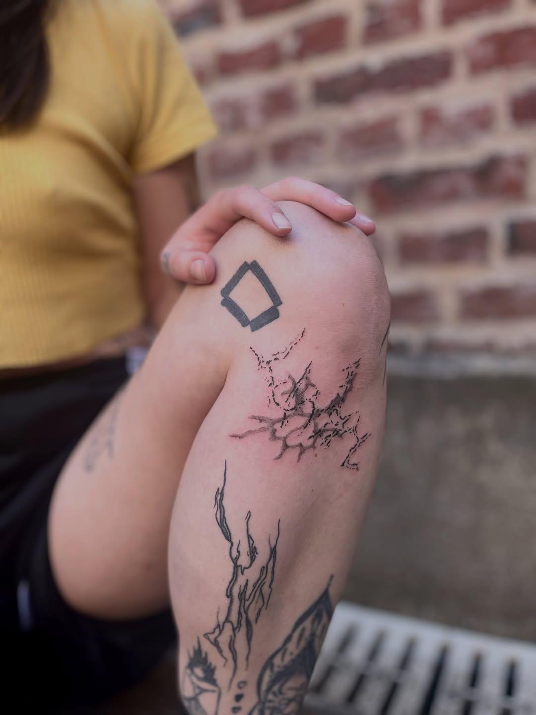 Self tattoo abstrait lignes noires et niveaux de gris — konkrete.ttt