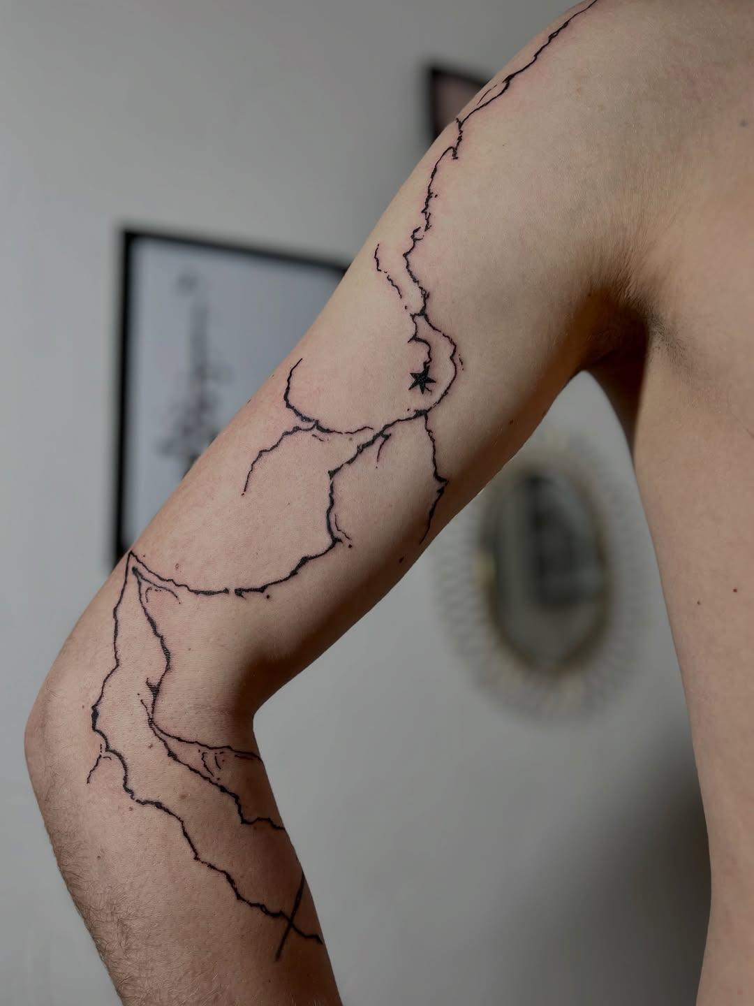 Fissures sur mesure avec une étoile — konkrete.ttt