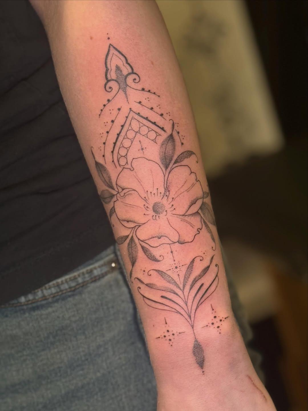 Tatouage fin et féminin floral sur le bras — jessietattooparis