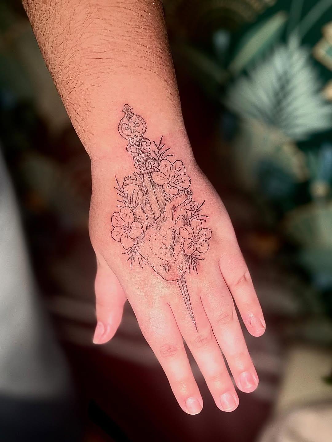 Tatouage fin et féminin fine line — jessietattooparis