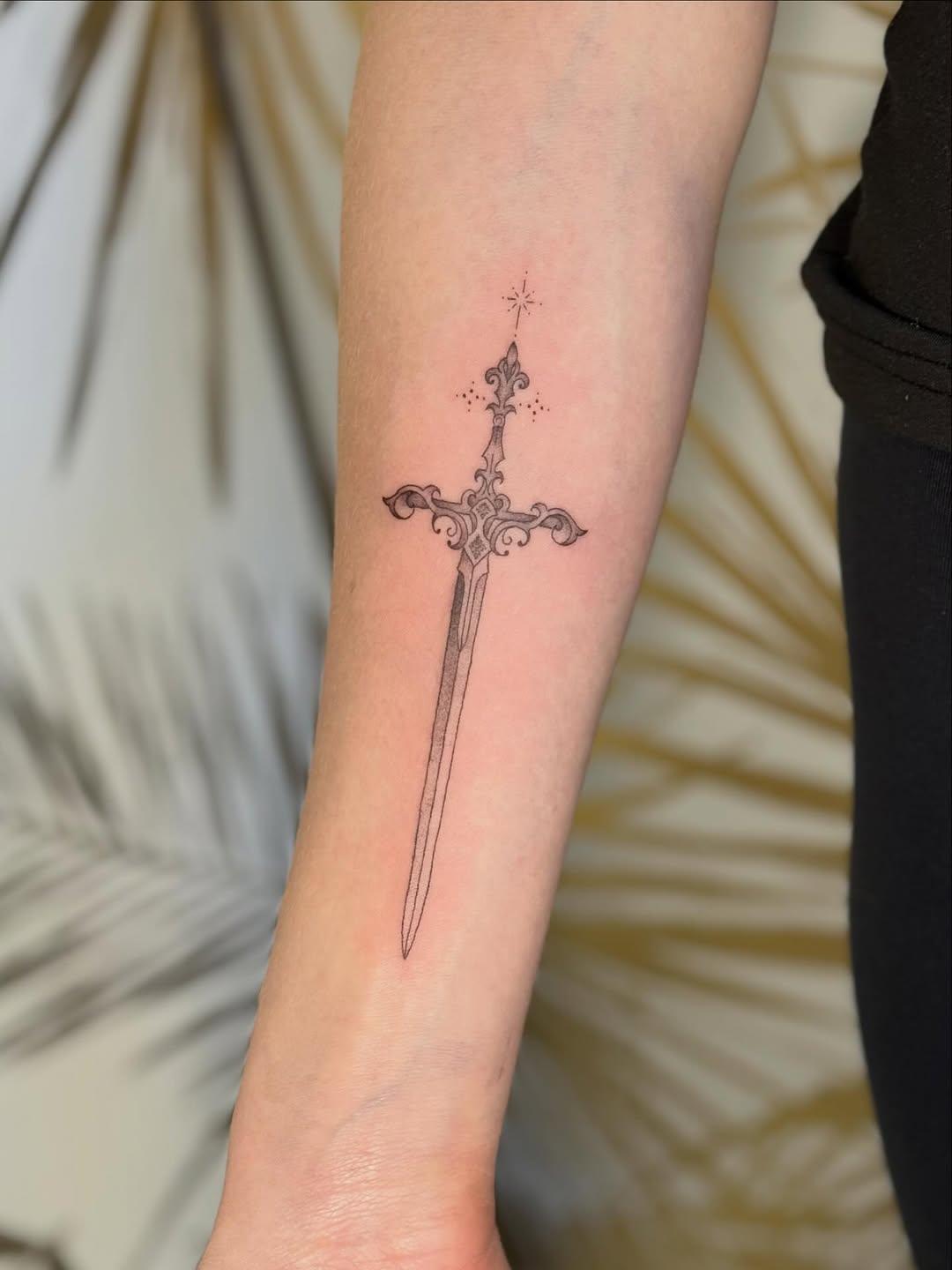 Tatouage fin et délicat fine line — jessietattooparis