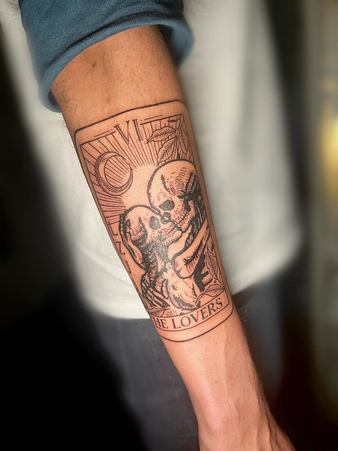 Tatouage graphique aux lignes travaillées — jessietattooparis
