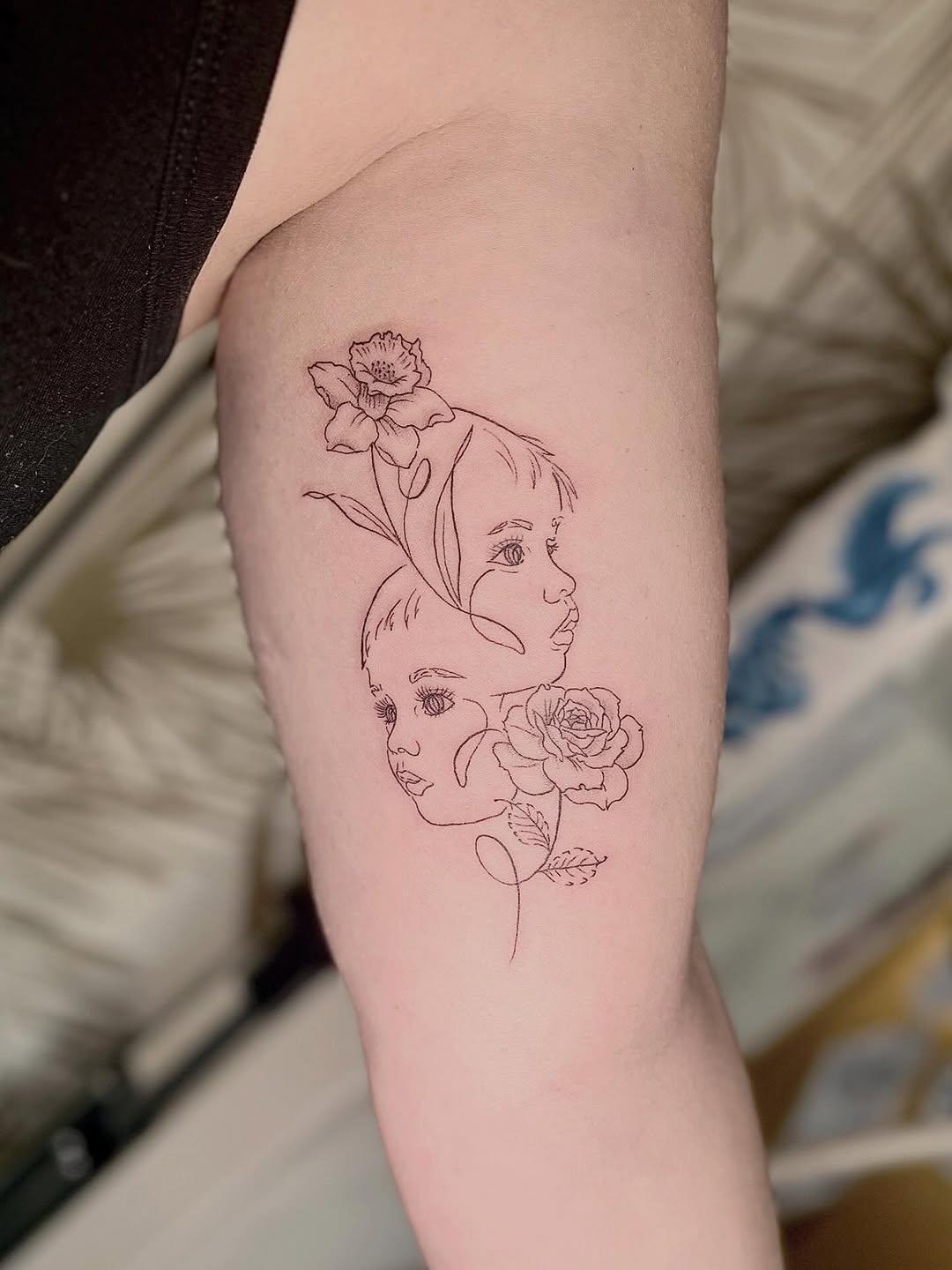 Tatouage fin et délicat personnalisé fine line — jessietattooparis