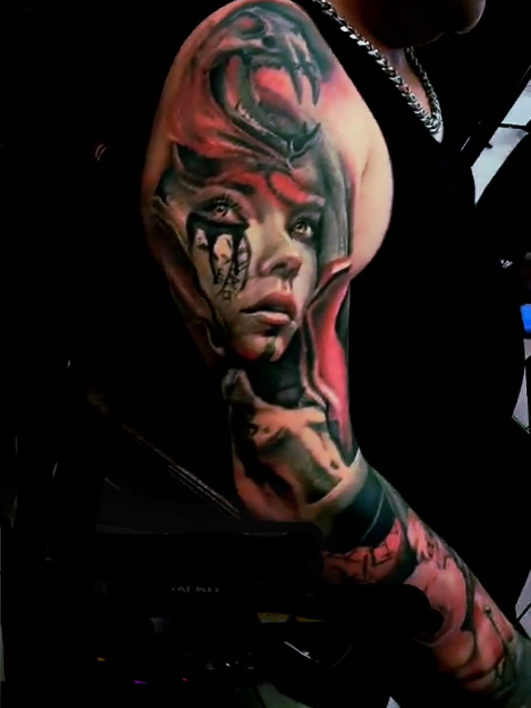 Tatouage araignée réaliste colorée — bunkertattooparlour
