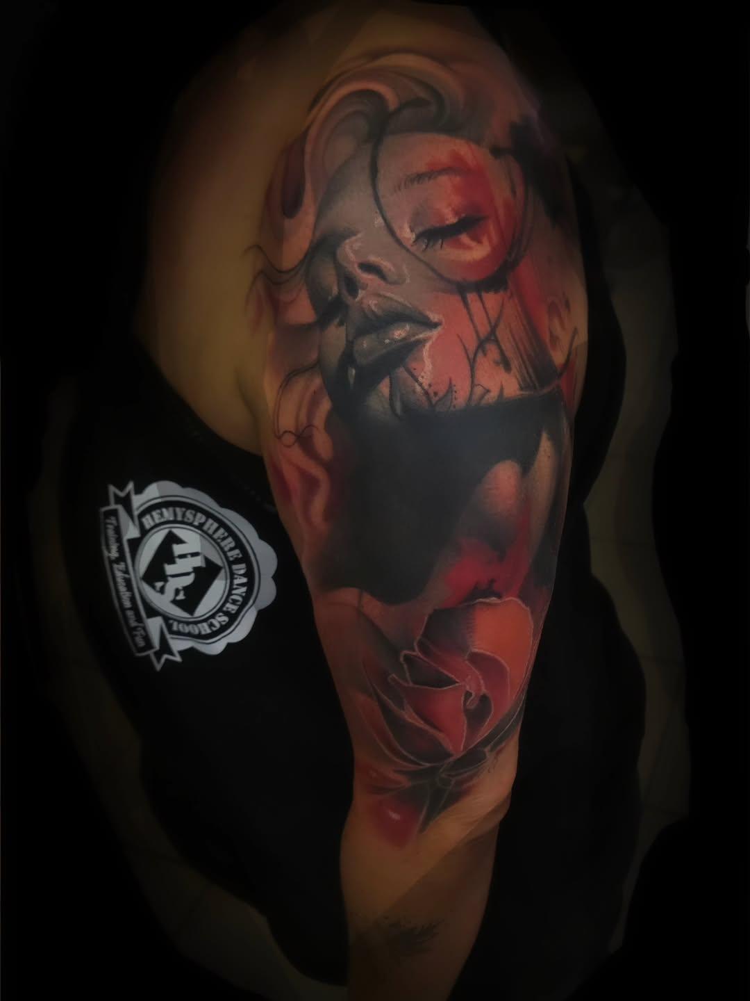 Tatouage portrait femme expressif et cœur rouge — bunkertattooparlour