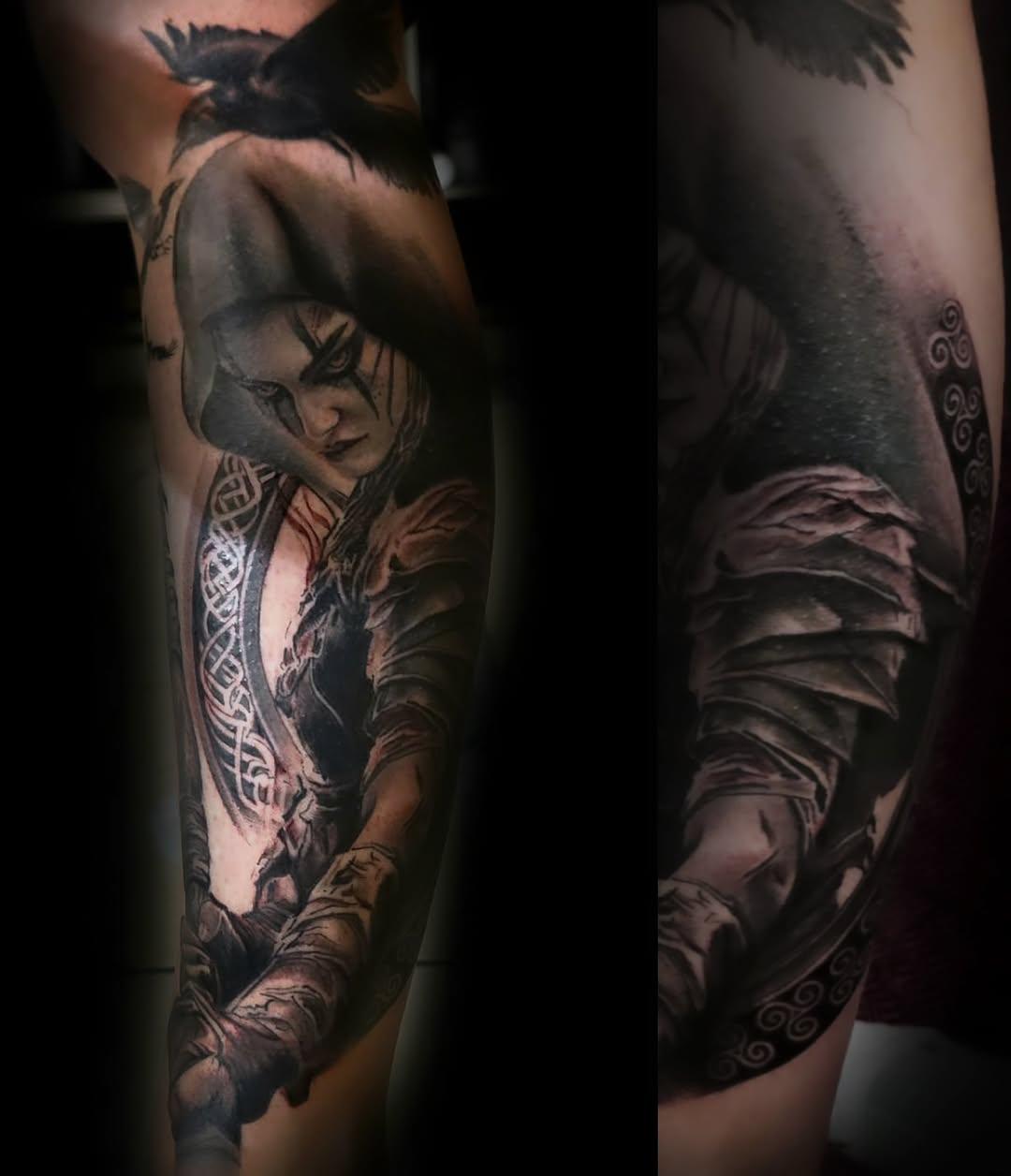 Tatouage femme avec motifs celtiques et plumes — bunkertattooparlour