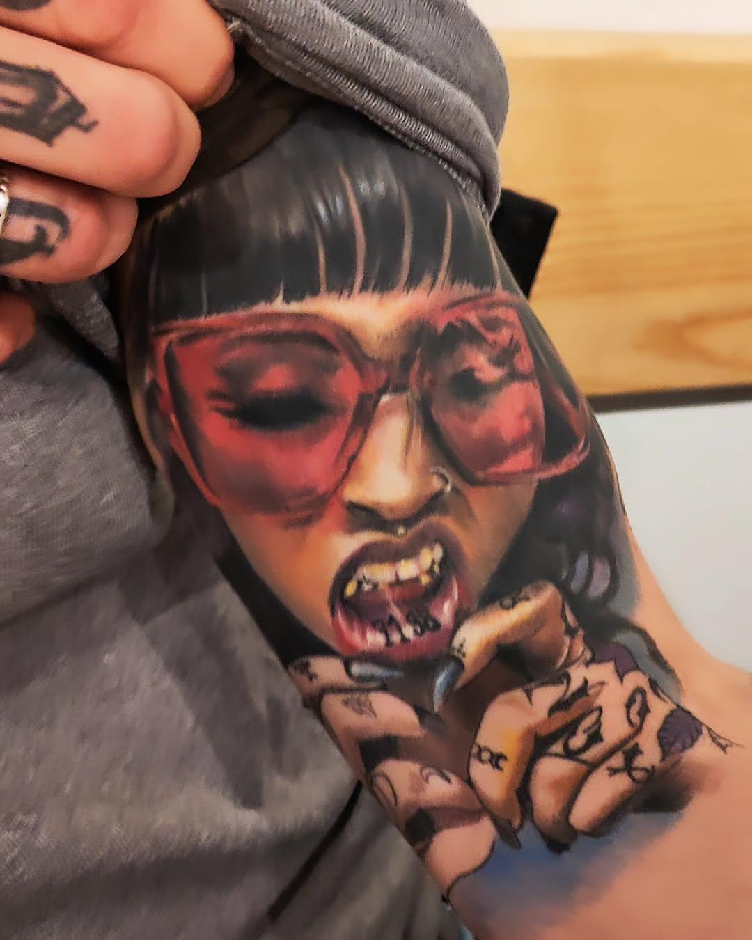 Tatouage portrait femme avec taches de couleur — bunkertattooparlour