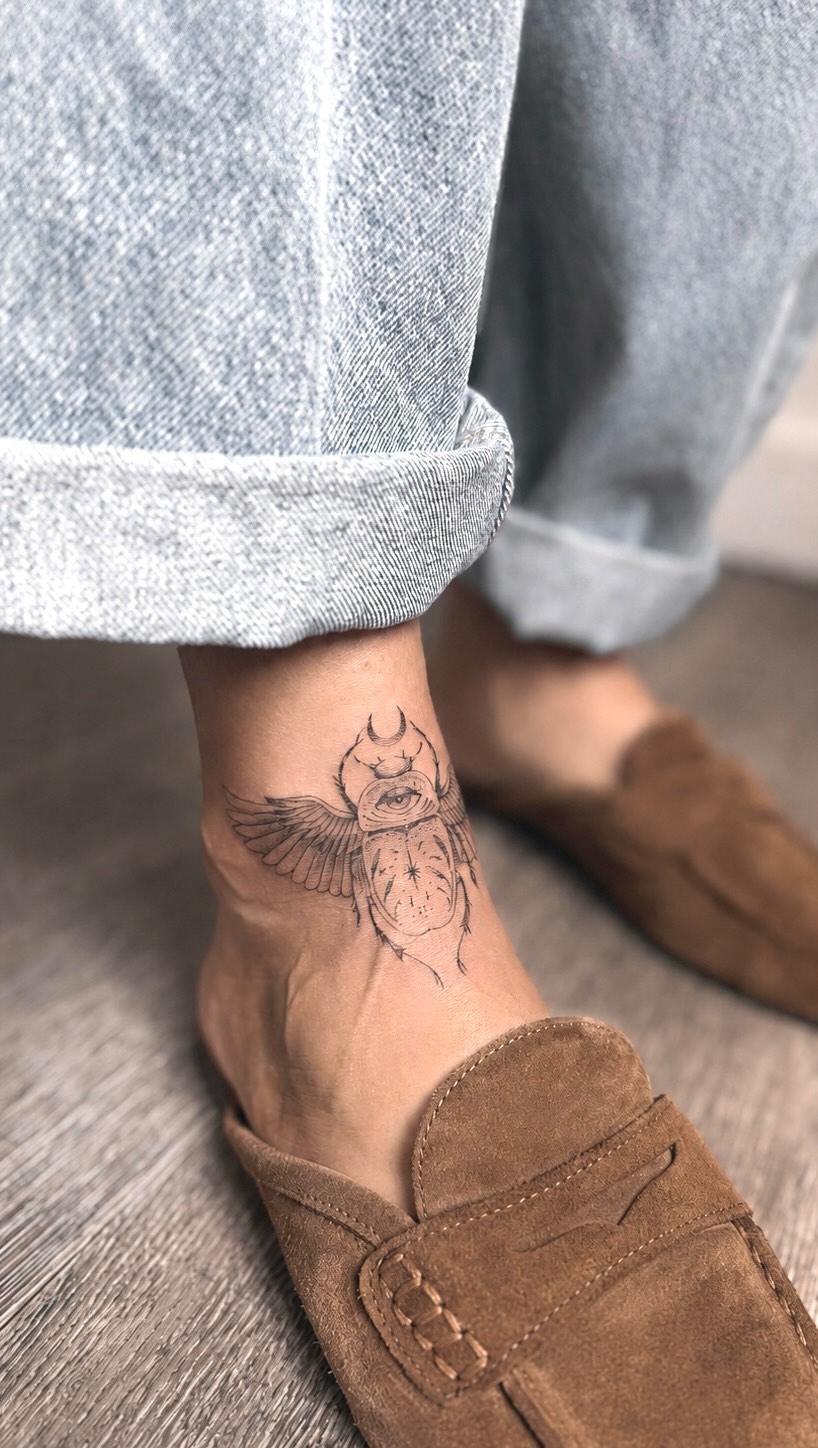 Scarabée fine line sur la cheville — maepoussin.tattoo