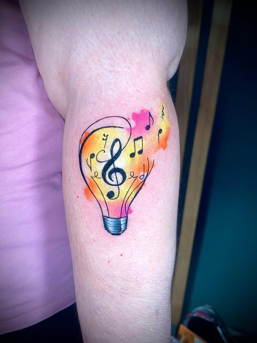 Ampoule musicale aquarelle couleur sur le bras — noxartis_ink