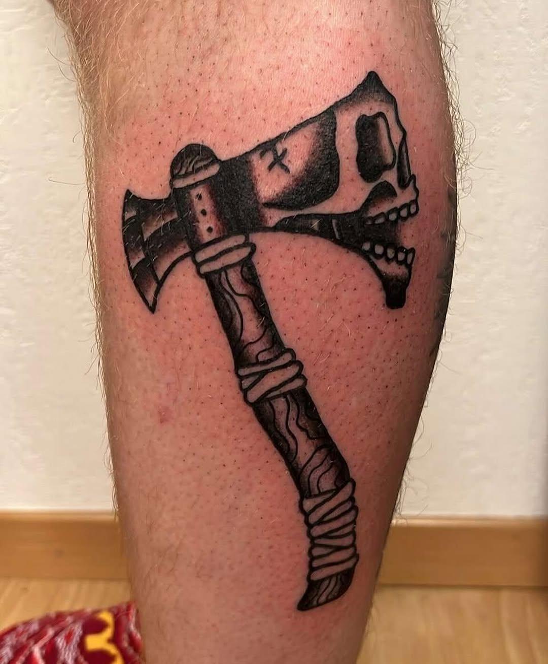 Traditionnel skull hache confiance — juicink_tattoo