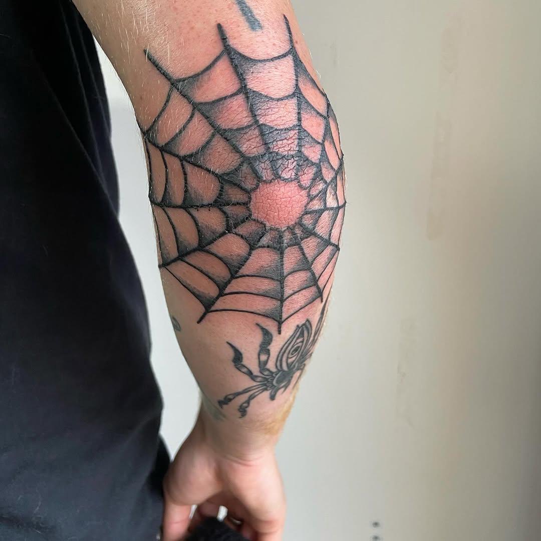 Traditionnel toile araignée freehand @yvann — juicink_tattoo