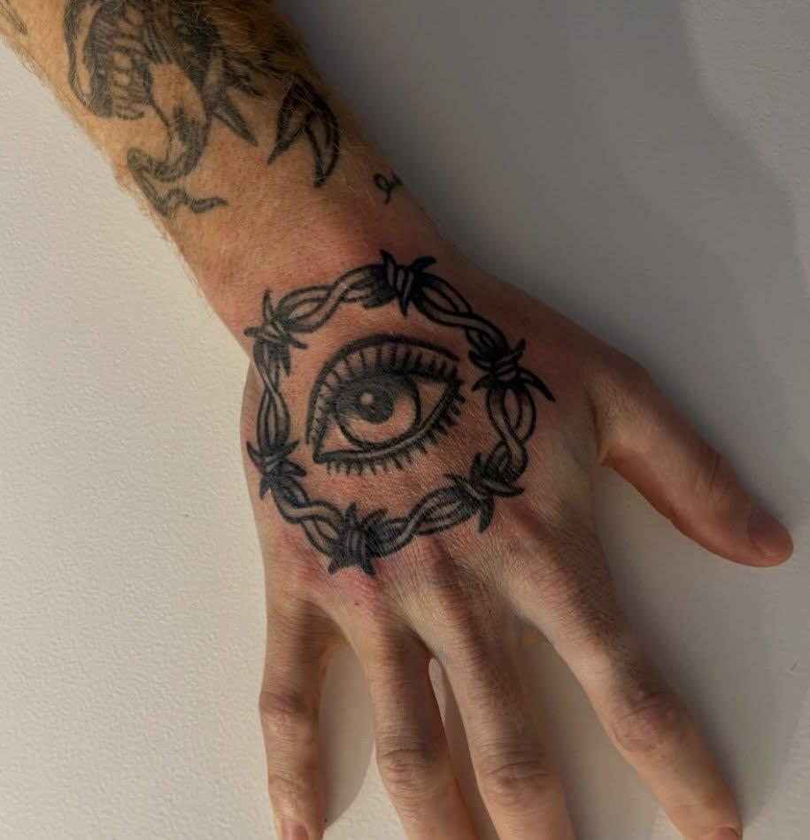 Hand tattoo crâne main — juicink_tattoo