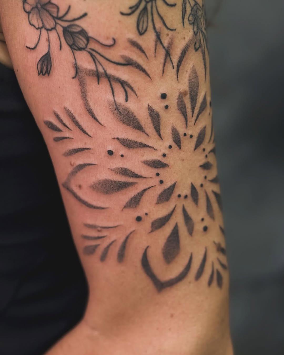 Dotwork mandala ornemental — madame_tattoo_