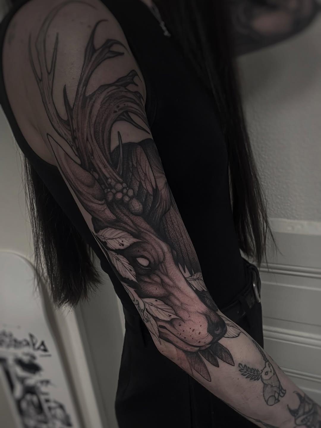 Roi cerf WIP bras blackwork — max.kozaak