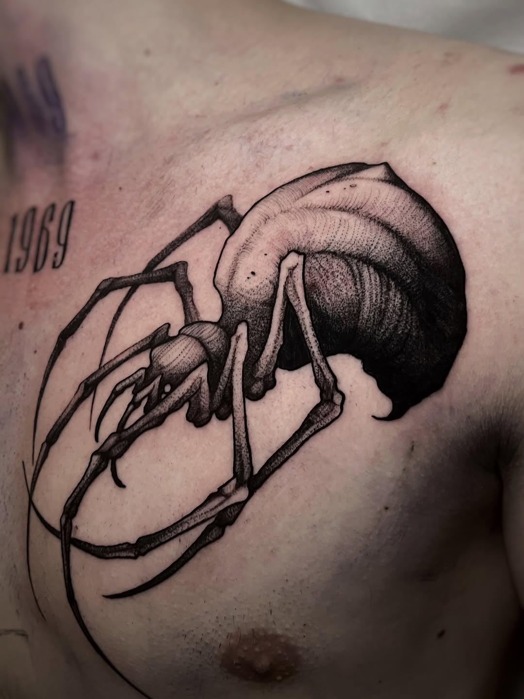 Araignée blackwork pectoral — max.kozaak