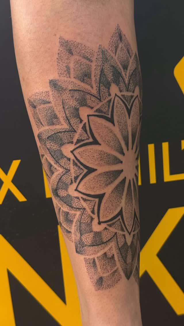 Dotwork mandala bras Merci Mickael — jlf_ttt