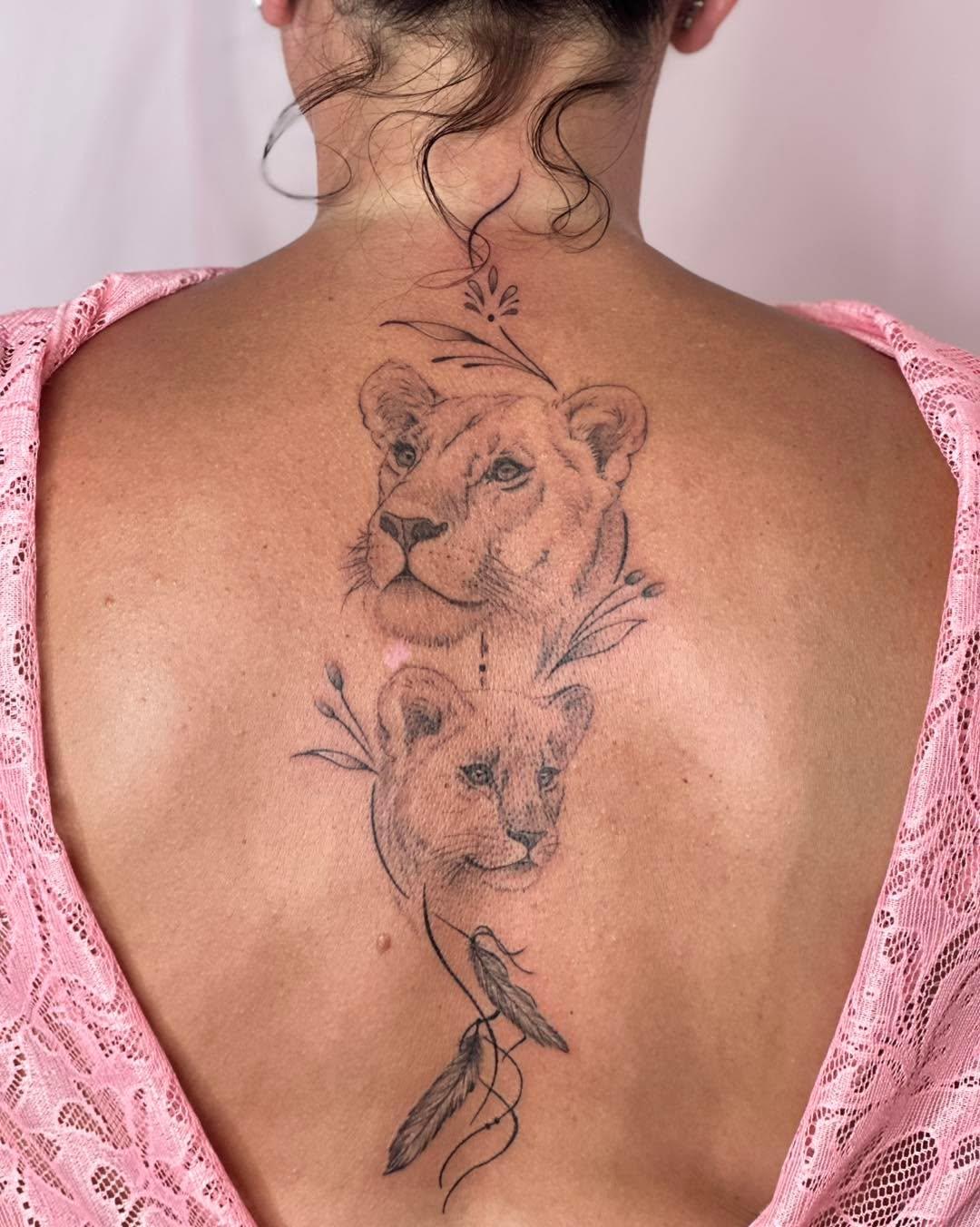 Tatouage lionne lionceau dos — lilyskinart