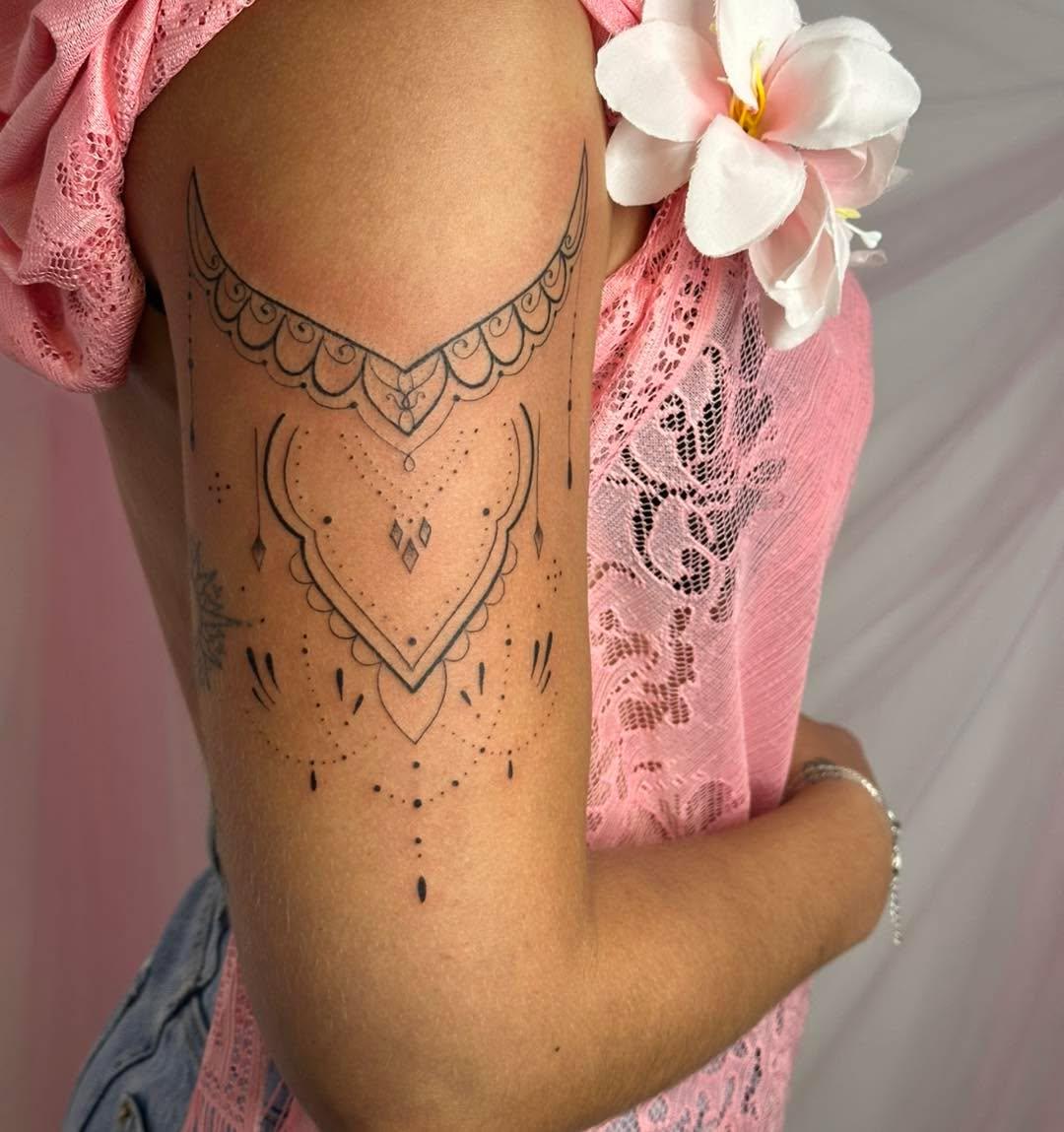 Tatouage ornement épaulé fineline — lilyskinart