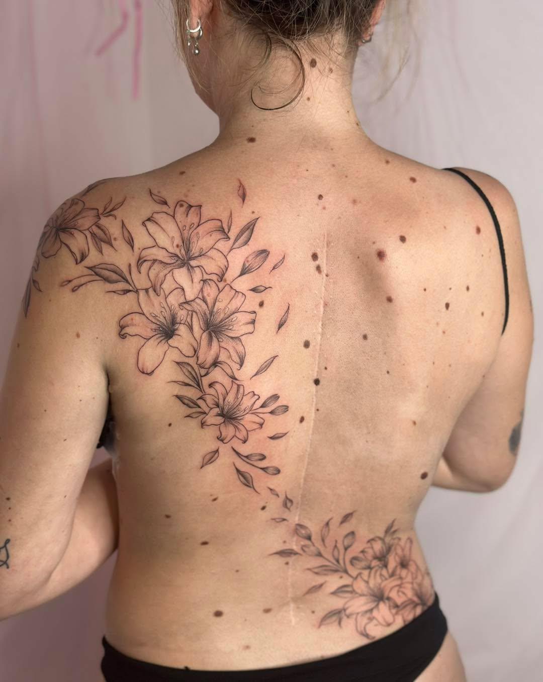 Tatouage floral géométrique dos — lilyskinart