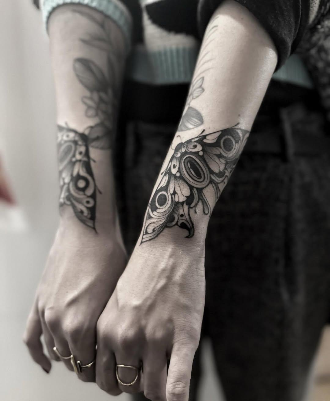 blackwork papillon fausse symétrie — noir.fefe